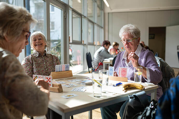 Ältere Menschen brauchen Gemeinschaft und Räume, in denen Menschen für Sie da sind.